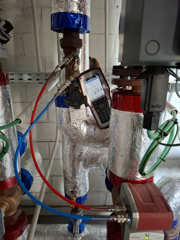 Water-side balancing of an HVAC installation